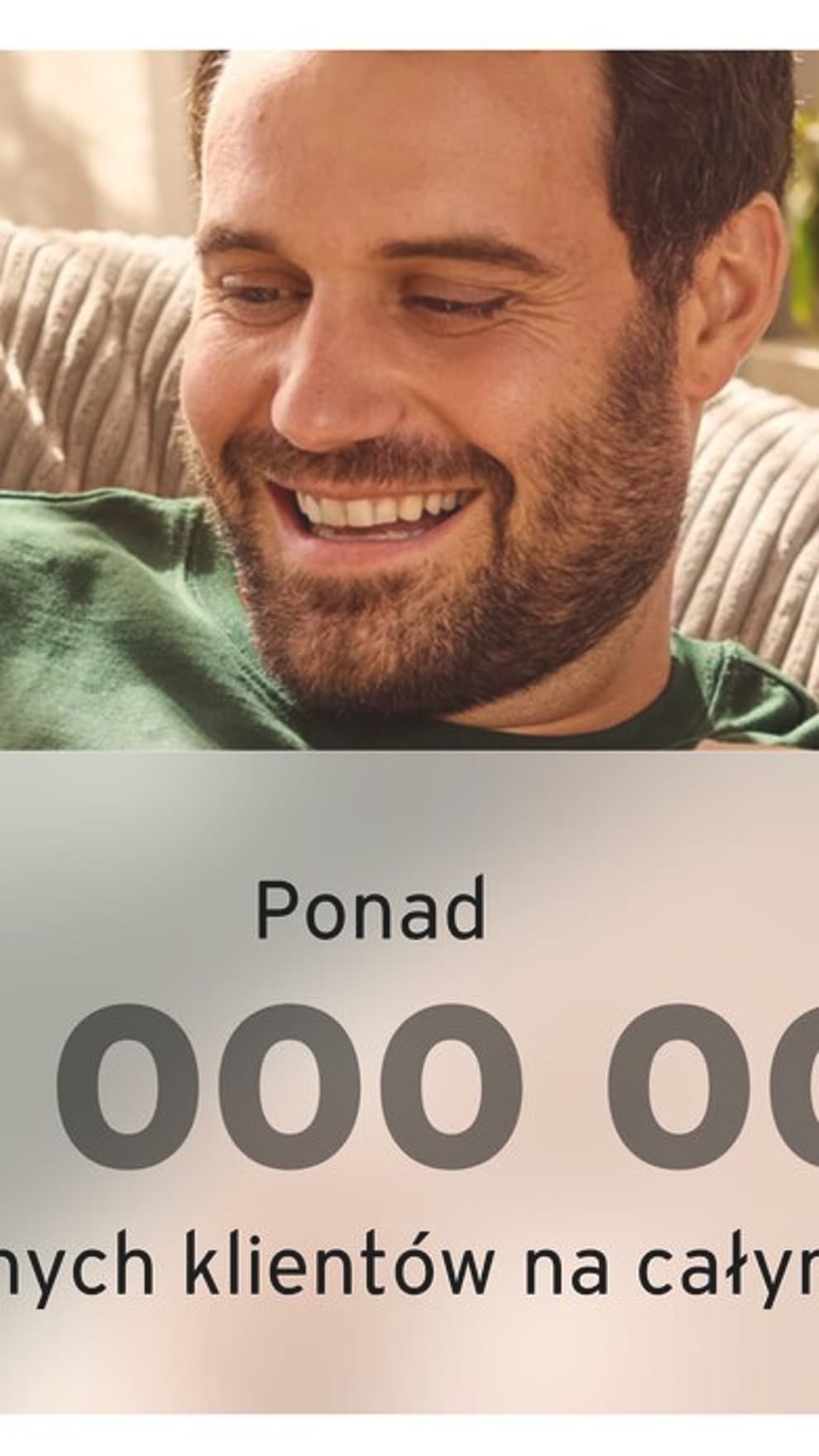 Para siedząca wygodnie w środku, uśmiechająca się i patrząca na telefon
